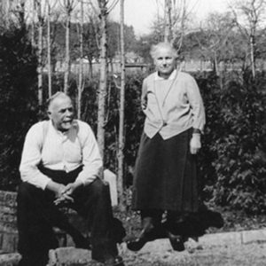 1907
Betriebsgründung der Gärtnerei in Bassersdorf durch Jean und Emma Lamprecht. 1. Generation